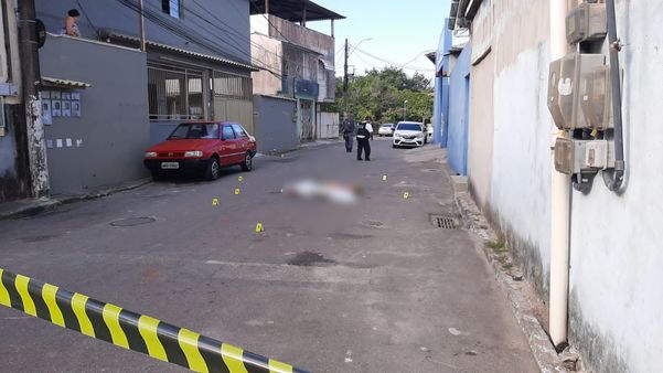 Jovem é morto ao lado de namorada em Vitória por Tarciane Vasconcelos