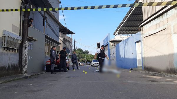 Jovem é morto ao lado de namorada em Vitória por Tarciane Vasconcelos