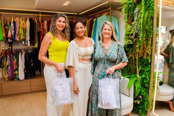 Nayara Saldanha recebeu convidados para inaugurar seu espaço de moda em Vila Velha, na foto, a empresária entre Phuebla Depollo e Adriana Lepaus