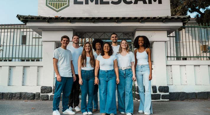 Cinco profissionais formados na Emescam que se destacam internacionalmente em diferentes áreas contam como é atuar fora do país