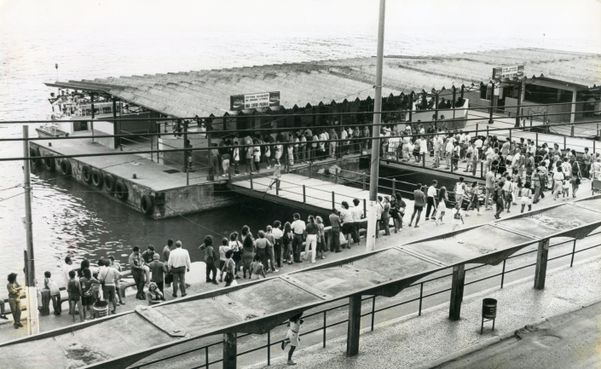 Fila no Aquaviário do Centro de Vitória em janeiro de 1992 por Arquivo A Gazeta / Cedoc / Nestor Muller