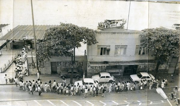 Fila no aquaviário no Centro e greve de ônibus, em dezembro de 1988 por Arquivo A Gazeta / Cedoc / Nestor Muller