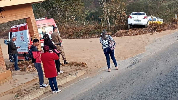Kombi escolar com uma criança e um adolescente colide em carro em Dores do Rio Preto