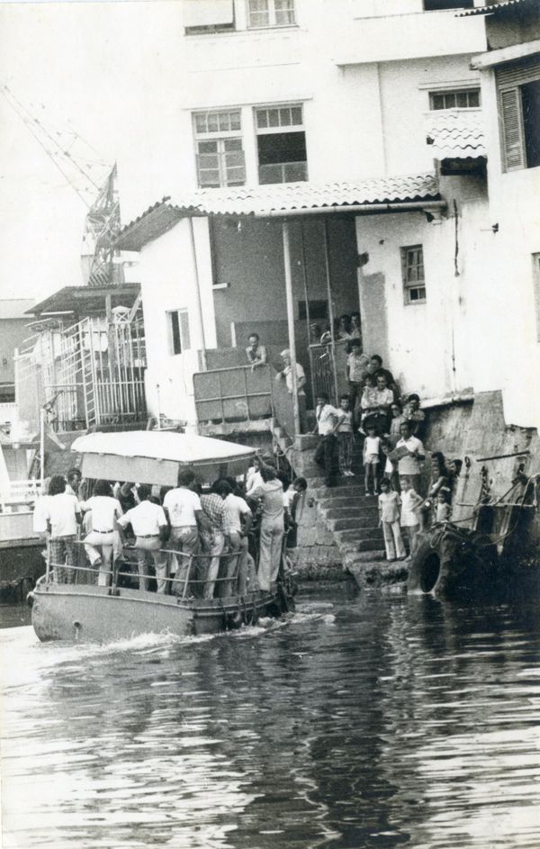 Lancha chegando ao terminal aquaviário por Arquivo A Gazeta