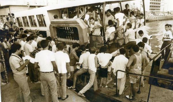 Lancha lotada devido a greve de ônibus em maio de 1995