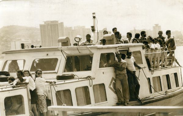 Lancha lotada devido a manifestação de estudantes em 22 de agosto de 1988 por Arquico A Gazeta / Cedoc / Nestor Müller