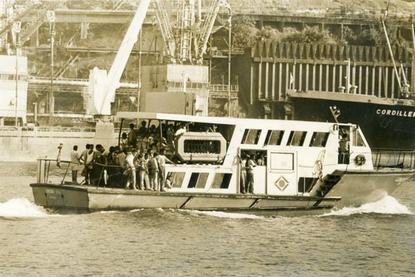 Lancha lotada, em março de 1991 por Arquivo A Gazeta / Cedoc / Nestor Muller
