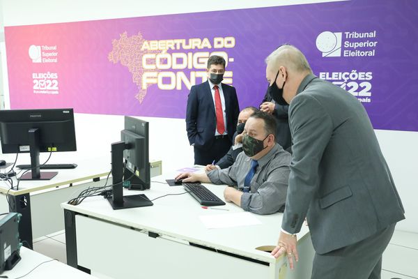Militares fazem inspeção m código-fonte de urnas eletrônicas no TSE