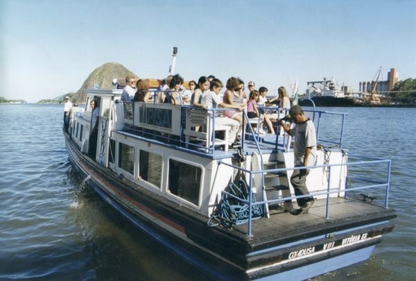 Passageiros embarcando nas barcas do aquaviário de Vitória, em janeiro de 2000 por Arquivo A Gazeta / Cedoc / Claudney Pessôa