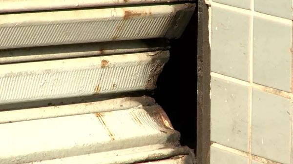 Porta de aço ficou danificada por homem que tentou invadir a casa em Vila Velha