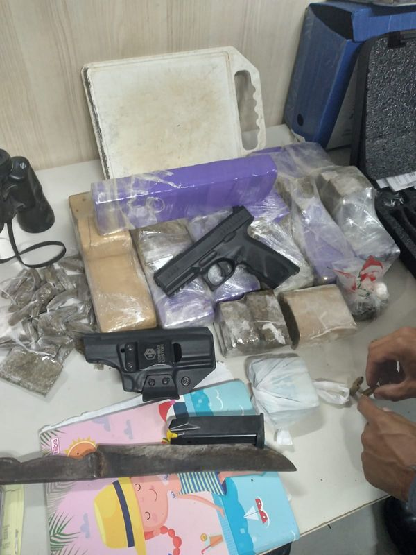 40 papelotes de cocaína e 7 quilos de maconha foram apreendidos