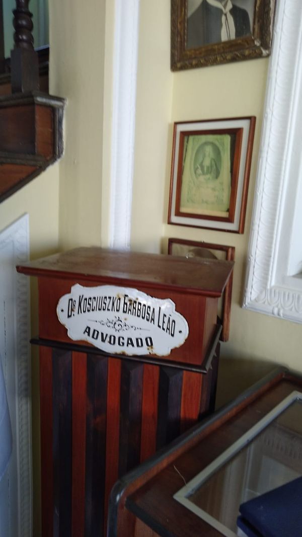 Assalto ao prédio da Academia Espírito-Santense de Letras. Levaram o Busto do professor Kosciuzko Barbosa Leão, que fez a doação do palacete ocupado hoje pela Academia.
