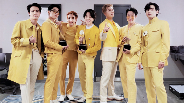 Grupo de k-pop BTS após ganharem três categorias do American Music Awards (AMAs)