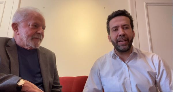 Lula  e André Janones