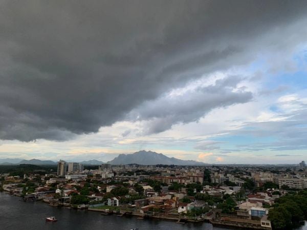 Nuvens carregadas indicam chuva em Vitória