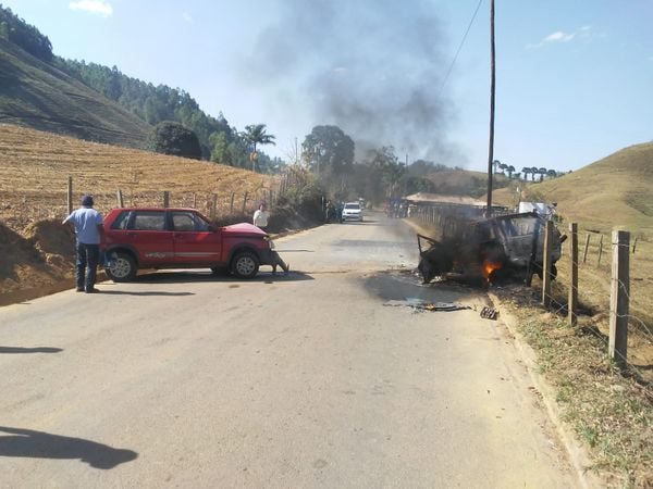 Carro pega fogo após se envolver em acidente em Dores do Rio Preto