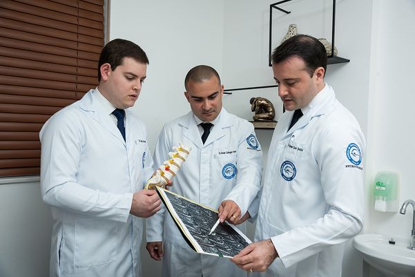 Há casos em que a solução da hérnia de disco é mesmo cirúrgica. A indicação mais frequente de cirurgia da coluna vertebral para o tratamento da hérnia de disco são dores de difícil controle associadas ao prejuízo da qualidade de vida