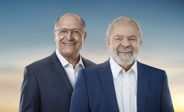 Geraldo Alckmin e Lula em peça de campanha nas Eleições 2022