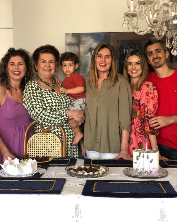 Fabiana Croce, Beatriz Croce (com o bisneto Antônio no colo), a aniversariante Lorena Rassele Croce, Bia e Caio Perenzin