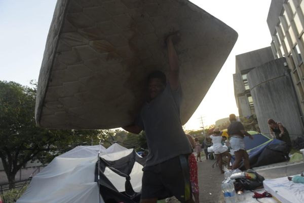 Famílias desocupam frente da Prefeitura de Vitória após meses em protesto por Vitor Jubini