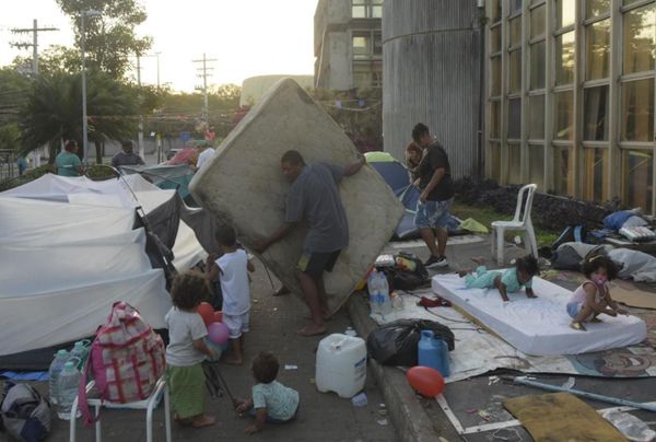 Famílias desocupam frente da Prefeitura de Vitória após meses em protesto por Vitor Jubini