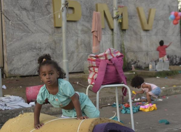 Famílias desocupam frente da Prefeitura de Vitória após meses em protesto por Vitor Jubini