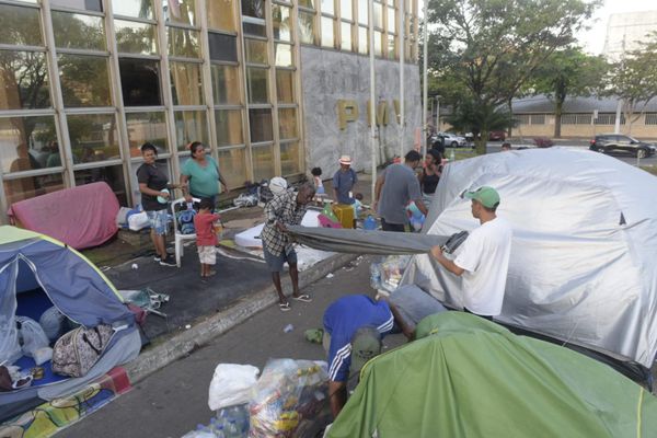 Famílias desocupam frente da Prefeitura de Vitória após meses em protesto por Vitor Jubini