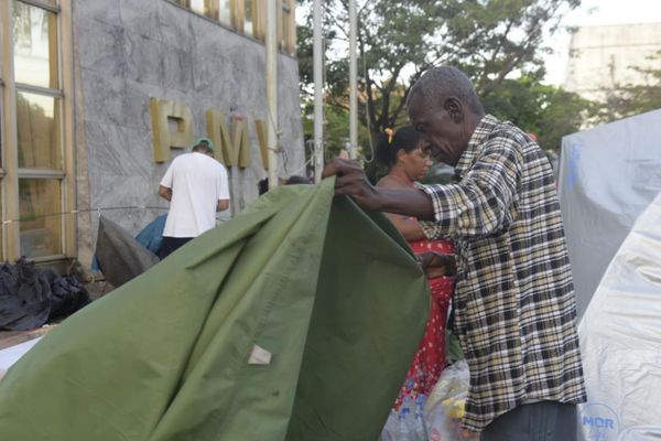 Famílias desocupam frente da Prefeitura de Vitória após meses em protesto por Vitor Jubini