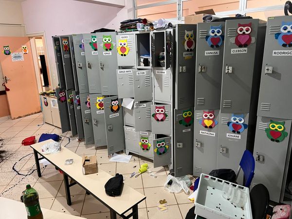 Imagens mostram como ficou a Escola Municipal Vila Jetibá, em Santa Maria de Jetibá, após a invasão de crianças e adolescentes
