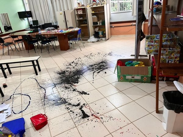 Imagens mostram como ficou a Escola Municipal Vila Jetibá, em Santa Maria de Jetibá, após a invasão de crianças e adolescentes