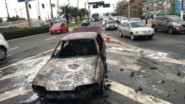 Carro pegou fogo na Reta da Penha e complicou trânsito em Vitória