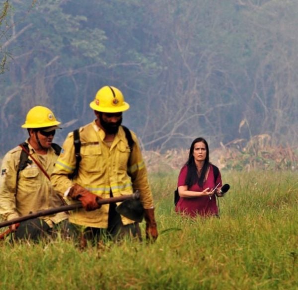 Cláudia Gaigher durante a cobertura dos grandes incêndios do Pantanal em 2019