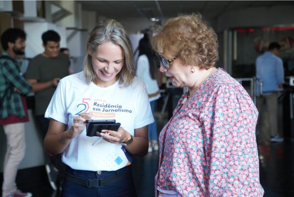 Emília Manente, professora do curso de Jornalismo da Faesa, marca presença no lançamento da 25ª edição do Curso de Residência em Jornalismo da Rede Gazeta. 