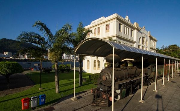 Destacam-se durante A Maria Fumaça é a maior peça do acervo, além da maquete ferroviária, com seus 34 m² de área construída.