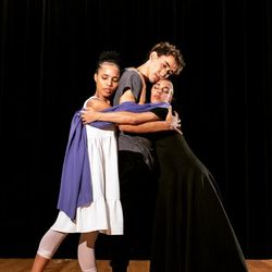 Cena do espetáculo "FEDRA", que conta a história de um amor proibido entre a madrasta e seu enteado