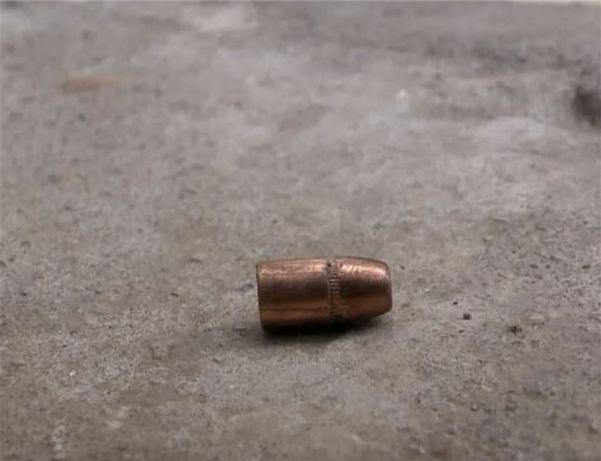 Cápsulas no chão após tiroteio no bairro Primeiro de Maio, em Vila Velha