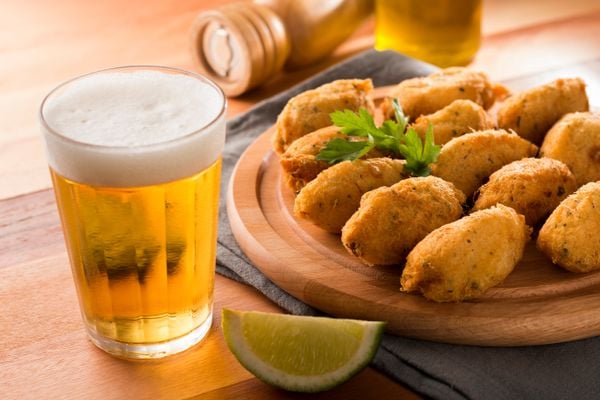 Cerveja IPA e bolinho de bacalhau