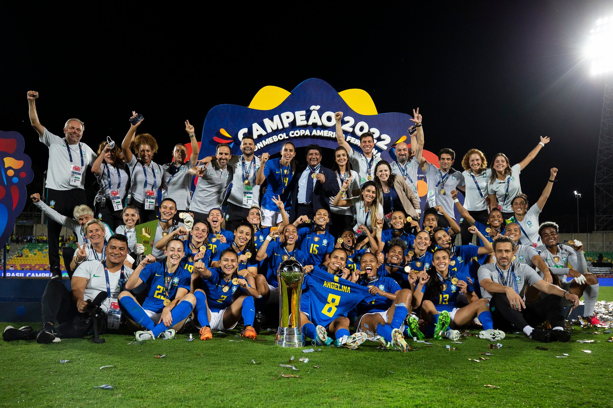 Patrocinadora faz ação para torcida conhecer jogadoras da seleção feminina  - 02/07/2023 - UOL Esporte