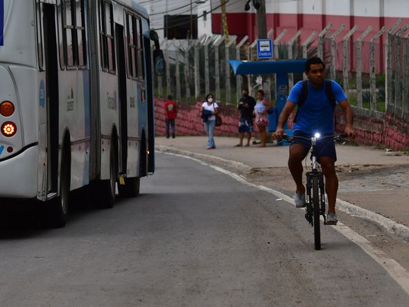 Alto Lage, em Cariacica, tem vários ruas onde ciclistas andam em meio aos veículos automotores por Fernando Madeira