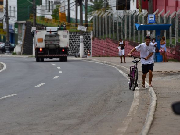 Alto Lage, em Cariacica, tem vários ruas onde ciclistas andam em meio aos veículos automotores por Fernando Madeira