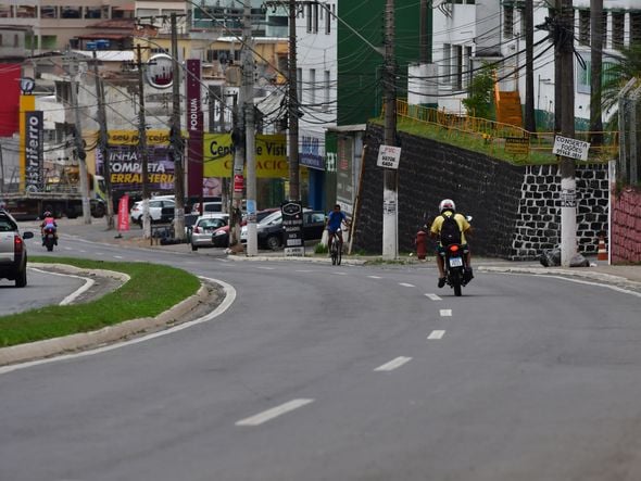 Alto Lage, em Cariacica, tem vários ruas onde ciclistas andam em meio aos veículos automotores por Fernando Madeira