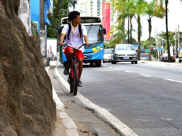 Avenida Maruípe, na Entrada de Santa Marta, ciclistas trafegam em meio a carros e ônibus por Fernando Madeira