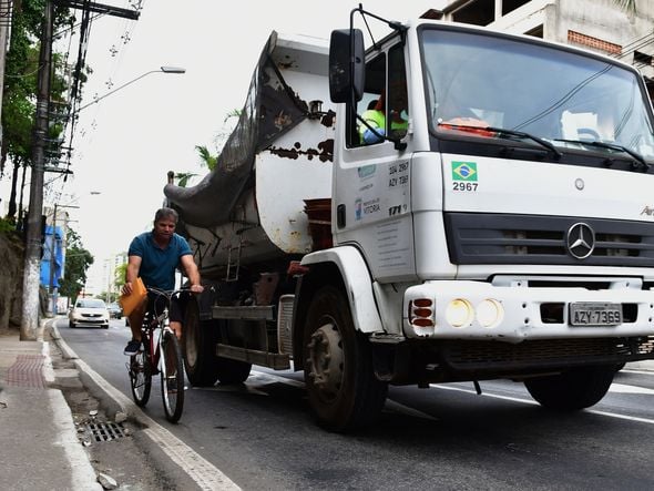 Avenida Maruípe, na Entrada de Santa Marta, ciclistas trafegam em meio a carros e ônibus por Fernando Madeira