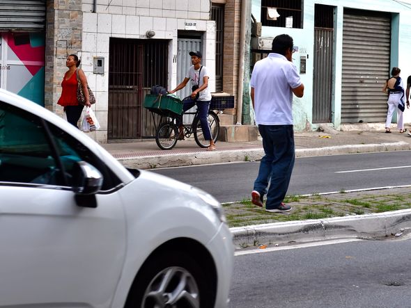 Avenida Maruípe, na Entrada de Santa Marta, ciclistas trafegam em meio a carros e ônibus por Fernando Madeira