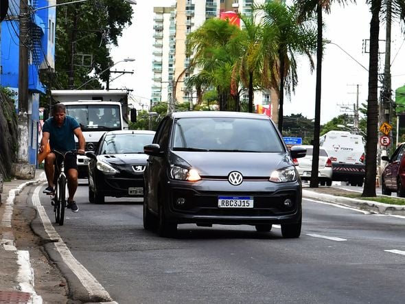 Avenida Maruípe, na Entrada de Santa Marta, ciclistas trafegam em meio a carros e ônibus por Fernando Madeira