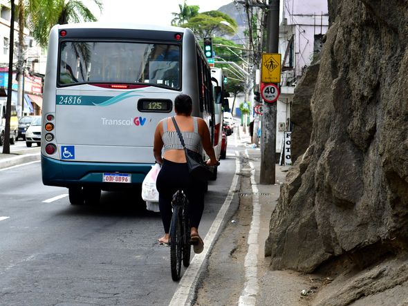 Avenida Maruípe, na Entrada de Santa Marta, ciclistas trafegam em meio a carros e ônibus por Fernando Madeira