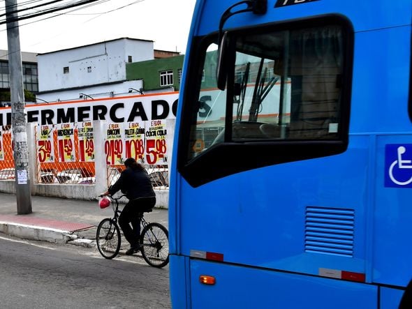Avenida Maruípe, na Entrada de Santa Marta, ciclistas trafegam em meio a carros e ônibus por Fernando Madeira