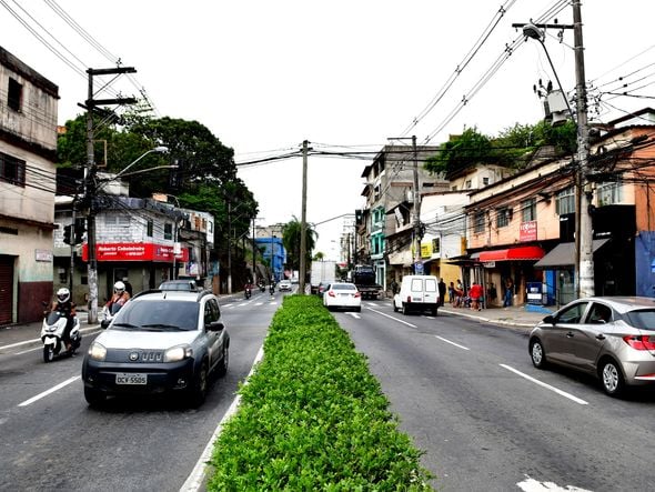 Avenida Maruípe, na Entrada de Santa Marta, ciclistas trafegam em meio a carros e ônibus por Fernando Madeira