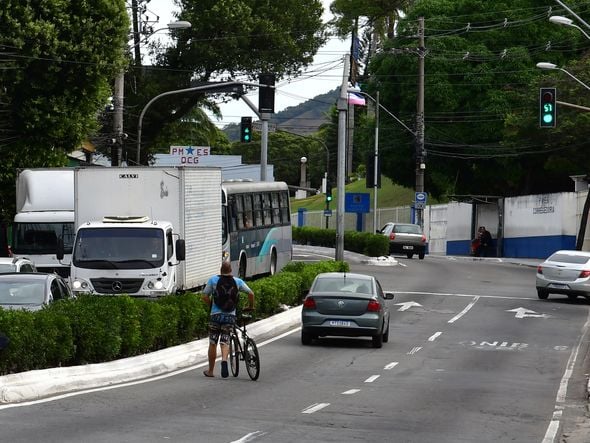 Avenida Maruípe, na Entrada de Santa Marta, ciclistas trafegam em meio a carros e ônibus por Fernando Madeira