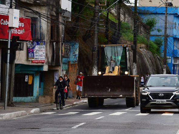 Avenida Maruípe, na Entrada de Santa Marta, ciclistas trafegam em meio a carros e ônibus por Fernando Madeira